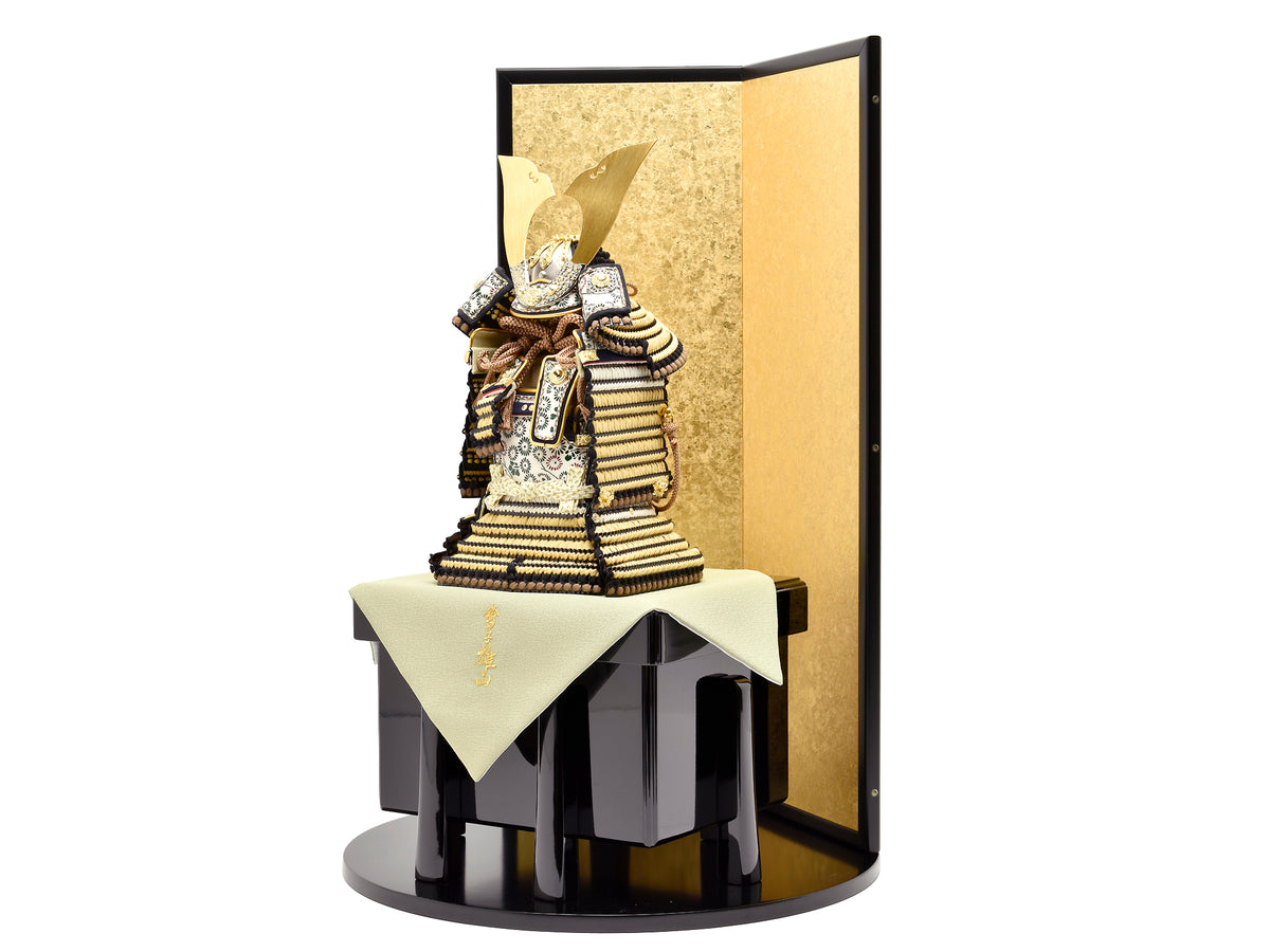 16.五月人形 伝統的な黒と金のデザイン 婆娑羅 鈴甲子 雄山作 16.五月人形 伝統的な黒と金のデザイン 婆娑羅 鈴甲子