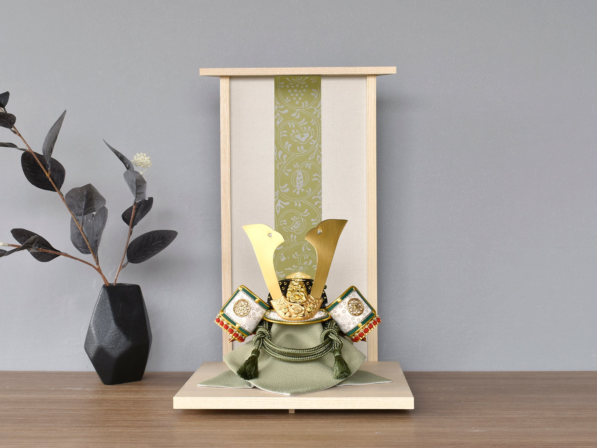 新品同様●上原玉鳳作●　高級品　兜飾り奈良15号大鎧●高級木製台付き●　五月人形 同様上原玉鳳作 兜飾り奈良15号大鎧高級木製台付き