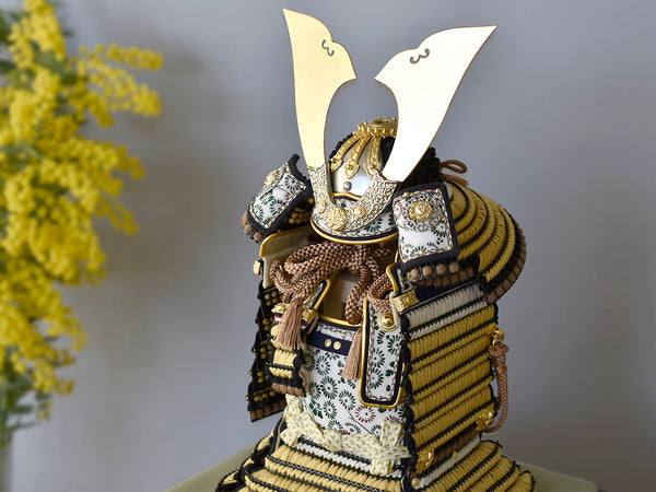 16.五月人形 伝統的な黒と金のデザイン 婆娑羅 鈴甲子 雄山作 16.五月人形 伝統的な黒と金のデザイン 婆娑羅 鈴甲子 雄山作 16.五月